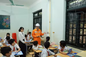 Cán bộ điện lực phổ biến kiến thức an toàn điện cho học sinh.