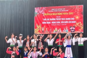 Tiết mục văn nghệ "đặc sắc" do học sinh nhà trường biểu diễn.