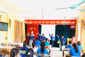 Tiết mục văn nghệ do học sinh nhà trường biểu diễn.