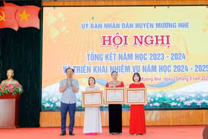 Thừa ủy quyền của Thủ tướng Chính phủ, ông Bùi Minh Hải - Bí thư Huyện ủy Mường Nhé trao Bằng khen cho 3 giáo viên có thành tích xuất sắc.