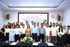 Các đại biểu và học viên chụp ảnh lưu niệm.
