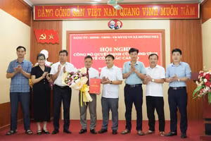 BTC trao quyết định và tặng hoa chúc mừng ông Hạng A Giàng.
