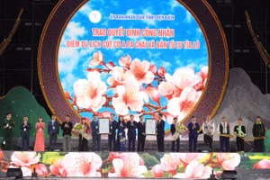UBND tỉnh Điện Biên trao Quyết định công nhận Điểm du lịch Cột cờ A Pa Chải cho cấp ủy, chính quyền xã Sín Thầu.
