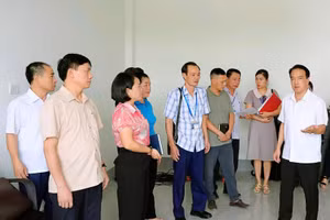 Đoàn công tác của Sở Y tế Điện Biên kiểm tra tại các trường nội trú liên cấp.