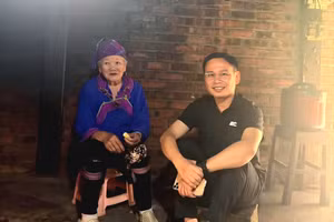 Ông Cao Bá Quý (bên phải ảnh) là cán bộ lãnh đạo có nhiều năm cống hiến tại khu du lịch quốc gia Sa Pa.