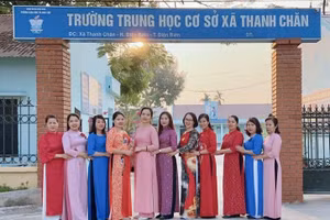 Tập thể nữ công nhà trường chụp ảnh lưu niệm.
