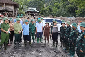 Phó Thủ tướng Trần Lưu Quang (thứ 5 từ phải) chỉ đạo khắc phục hậu quả mưa lũ tại xã Mường Pồn, huyện Điện Biên.