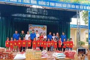 Tiếp nhận quà từ chương trình thiện nguyện.