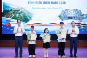 Ban Tổ chức vinh danh 3 học sinh đạt danh hiệu Đại sứ Văn hóa đọc tỉnh Điện Biên năm 2026.