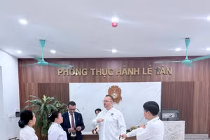 Giảng viên Trường Cao đẳng Lào Cai trao đổi về công tác giảng dạy cho sinh viên với lãnh đạo, nhân viên Khách sạn De La Coupole – Mgallery (Sa Pa).