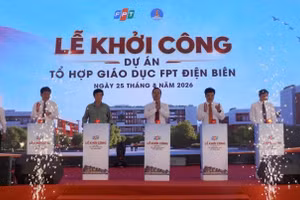 Các đại biểu thực hiện nghi thức động thổ công trình.