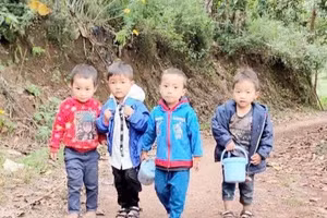 Hành trình lên lớp của học sinh vùng cao Điện Biên (Ảnh tư liệu).