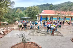 Đoàn viên thanh niên nông thôn cùng thầy cô và phụ huynh đóng góp công sức chỉnh trang khuôn viên trường học.