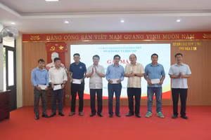 Lãnh đạo Sở GD&ĐT tỉnh Điện Biên tặng quà, động viên cán bộ tăng cường cơ sở.