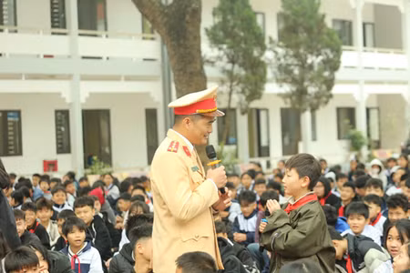 Giao lưu hỏi, đáp trực tiếp giữa báo cáo viên và học sinh.