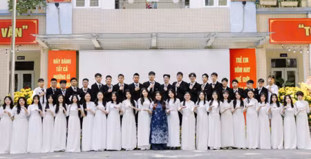 Cô trò trường THCS Hoàng Hoa Thám.