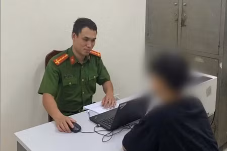 Nam sinh viên trình bày tại cơ quan công an.