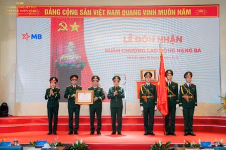 MB đón nhận Huân chương Lao động Hạng Ba