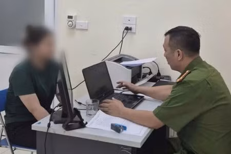 Nữ sinh N kể lại sự việc với cơ quan công an. 