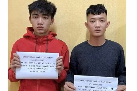 Hoàng Văn Minh (trái) và Hoàng Văn Huy.