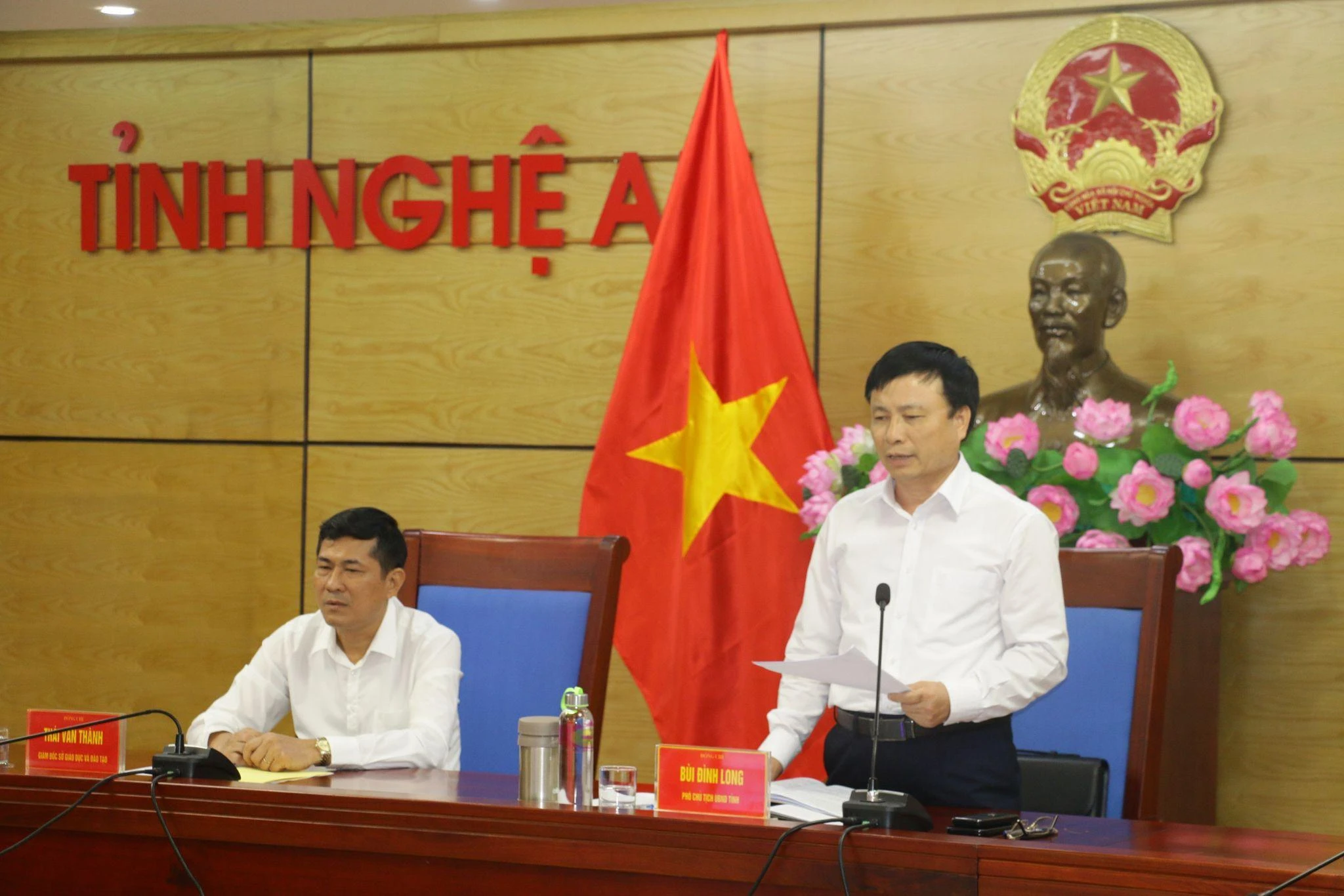 Ông Bùi Đình Long - Phó Chủ tịch UBND tỉnh Nghệ An cho hay năm học vừa qua, Nghệ An triển khai nhiều giải pháp, mô hình nâng cao chất lượng giáo dục đào tạo có hiệu quả. Đồng thời sẽ tiếp thu các chỉ đạo, định hướng tại hội nghị để triển khai nhiệm vụ cho năm học 2022-2023. Ông Bùi Đình Long - Phó Chủ tịch UBND tỉnh Nghệ An cho hay năm học vừa qua, Nghệ An triển khai nhiều giải pháp, mô hình nâng cao chất lượng giáo dục đào tạo có hiệu quả. Đồng thời sẽ tiếp thu các chỉ đạo, định hướng tại hội nghị để triển khai nhiệm vụ cho năm học 2022-2023.