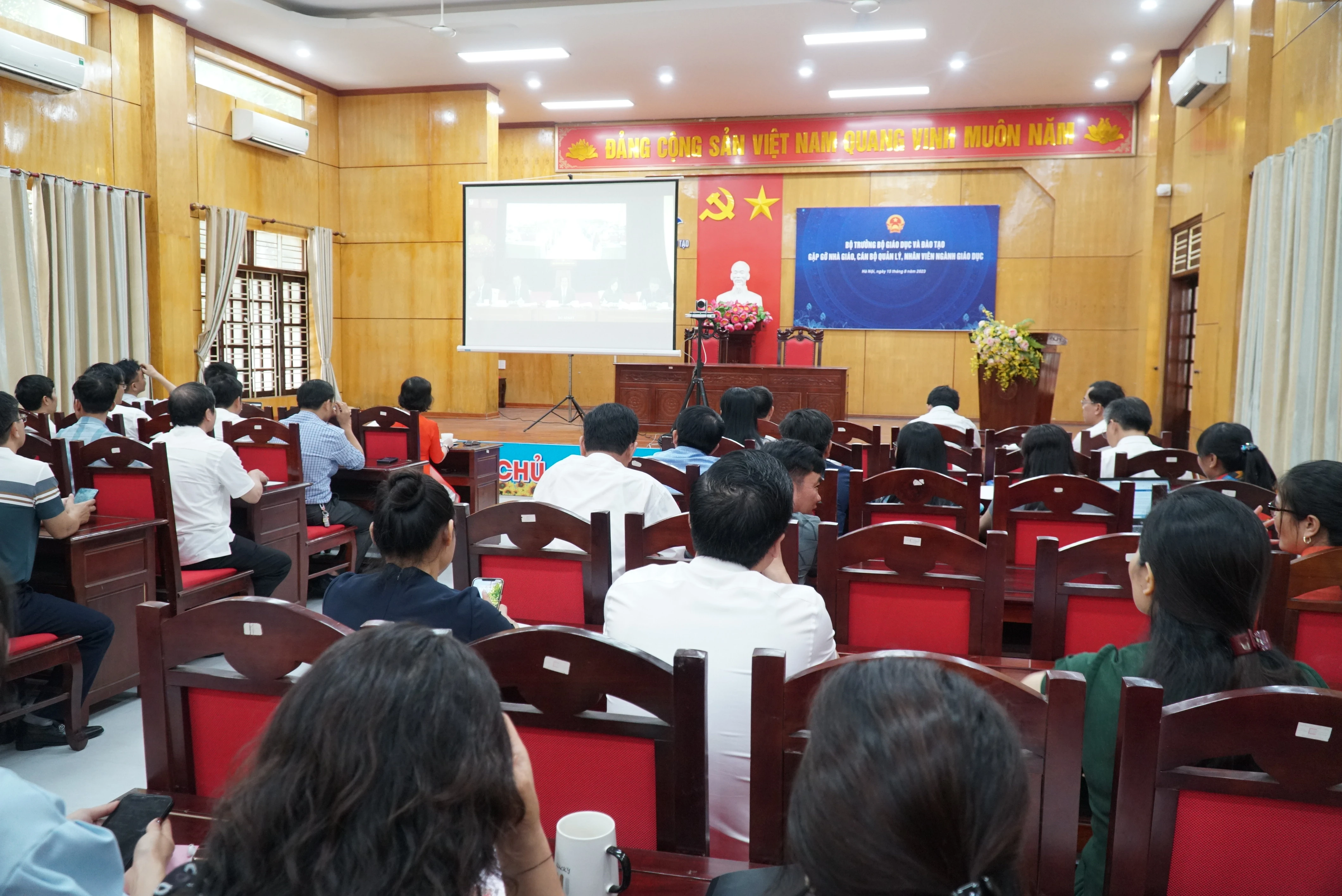 Cán bộ quản lý, giáo viên tại điểm cầu Sở GD&amp;ĐT Nghệ An dự hội nghị gặp gỡ Bộ trưởng Bộ GD&amp;ĐT. Ảnh: Hồ Lài.