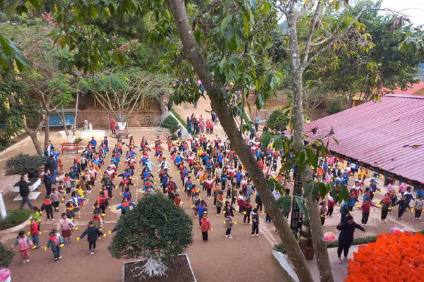 Một buổi sinh hoạt giữa giờ của học sinh toàn trường.
