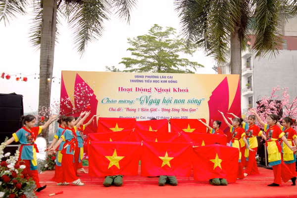 Tiết mục biểu diễn văn nghệ mang đậm tinh thần dân tộc của học sinh Trường Tiểu học Kim Đồng.