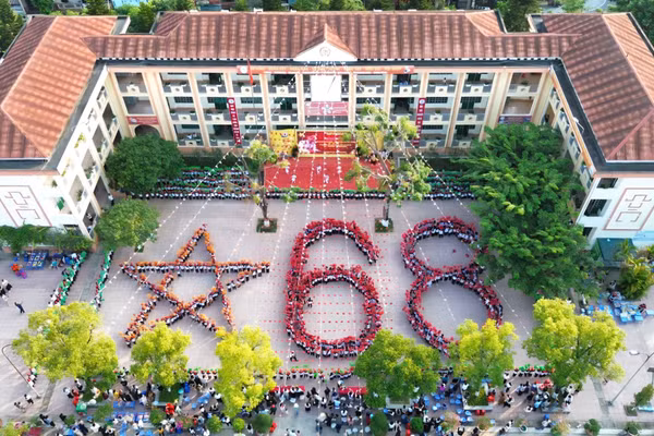 Hàng nghìn học sinh nhà trường xếp biểu tượng tưởng nhớ về 68 năm Bác Hồ thăm Lào Cai. 