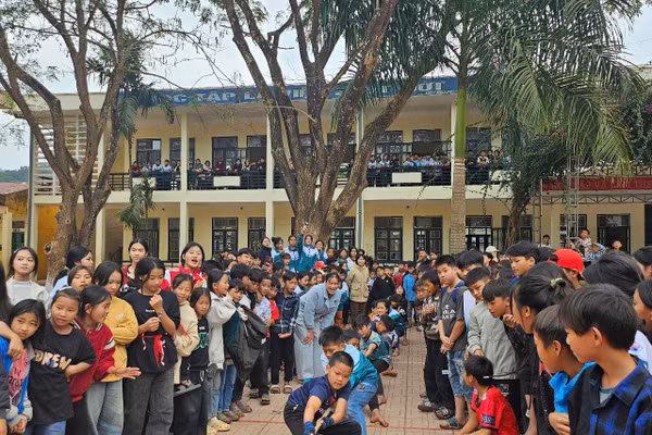 Học sinh tham gia thi kéo co.