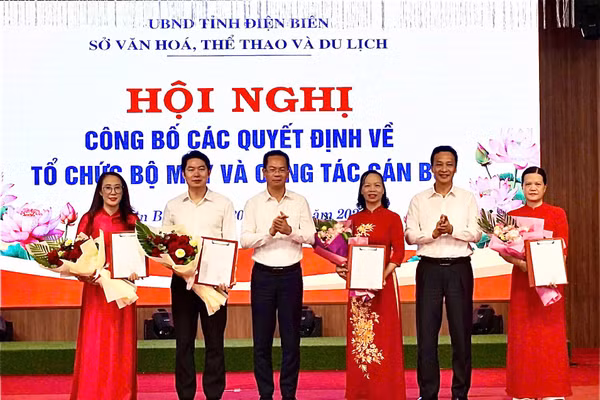 Lãnh đạo Sở VHTT&DL cùng đại diện lãnh đạo Đảng ủy UBND tỉnh trao các quyết định bổ nhiệm cán bộ.