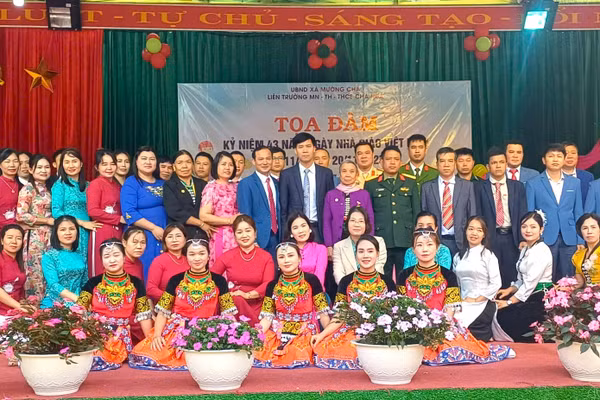 Ông Nguyễn Hữu Đại - Chủ tịch UBND xã Mường Chà (áo đen đứng giữa) chup ảnh cùng các đại biểu dự kỷ niệm Ngày Nhà giáo Việt Nam cùng giáo viên Liên trường Mầm non, Tiểu học, THCS Chà Nưa.
