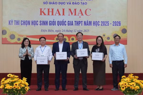 Sở Giáo dục Điện Biên tặng quà lưu niệm cho các đơn vị.