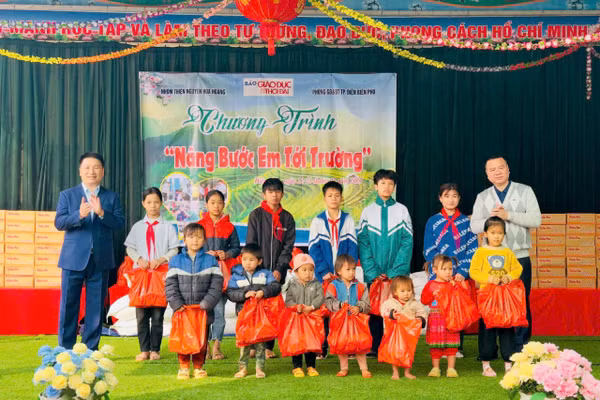 Nhà báo Triệu Ngọc Lâm, Tổng Biên tập Báo Giáo dục và Thời đại (ngoài cùng bên phải) cùng ông Lê Quang Vinh, Phó Giám đốc Sở GD&ĐT tỉnh Điện Biên trao học bổng cho học sinh trên địa bàn xã.