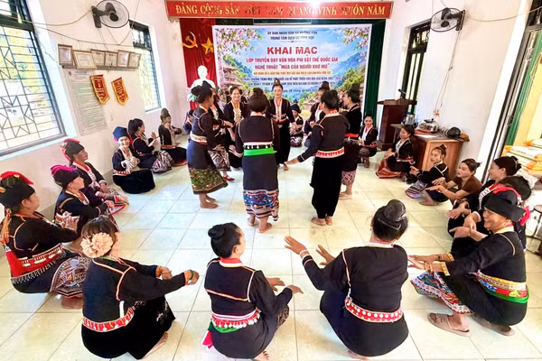 Tiết thực hành của học viên lớp truyền dạy di sản văn hóa phi vật thể quốc gia “Nghệ thuật múa của người Khơ Mú”.