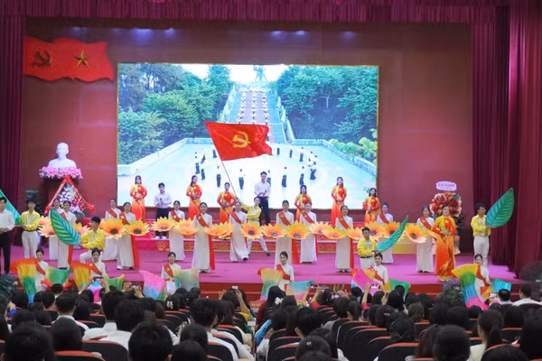 Tiết mục văn nghệ do giảng viên nhà trường biểu diễn.