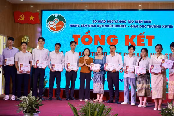 Đại diện Trung tâm GDNN-GDTX 1 tỉnh Điện Biên tặng giấy khen cho các lưu học sinh Lào đạt thành tích xuất sắc.