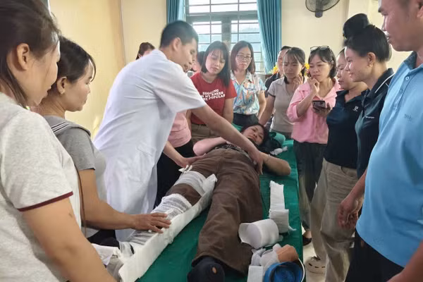 Cán bộ y tế, nhân viên các trường được hướng dẫn thao tác nghiệp vụ.