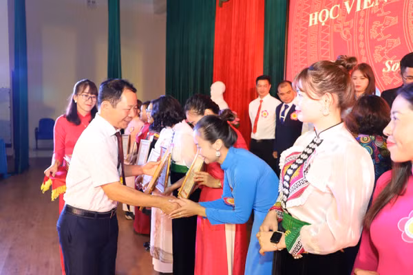 Ông Cầm Văn An (ngoài cùng bên trái) trao chứng nhận cho học viên đạt danh hiệu học viên giỏi Lý luận Chính trị năm 2024 tại tỉnh Sơn La.