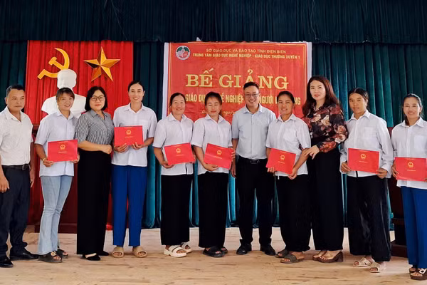 Lãnh đạo Trung tâm GDNN-GDTX 1 tỉnh Điện Biên trao chứng nhận cho học viên lớp May tại xã Si Pa Phìn.