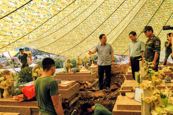 Ông Nguyễn Tiến Đạt - Giám đốc Sở Nội vụ tỉnh Điện Biên (đứng giữa).