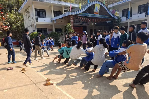 Học sinh nhà trường thi kéo co.