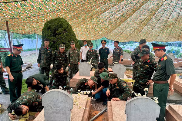 Tiến hành lấy mẫu tại Nghĩa trang Liệt sĩ Him Lam.