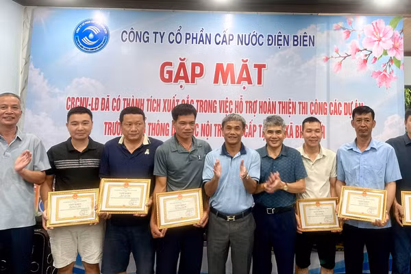 Lãnh đạo Công ty Cổ phần Cấp nước Điện Biên khen thưởng đội ngũ công nhân.