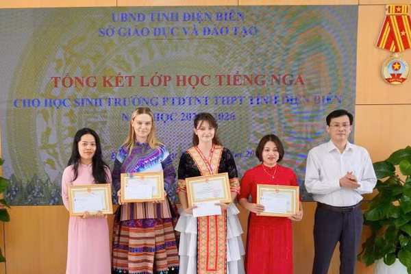 Lãnh đạo Sở GD&ĐT tỉnh Điện Biên khen thưởng các cá nhân có thành tích trong khóa học.