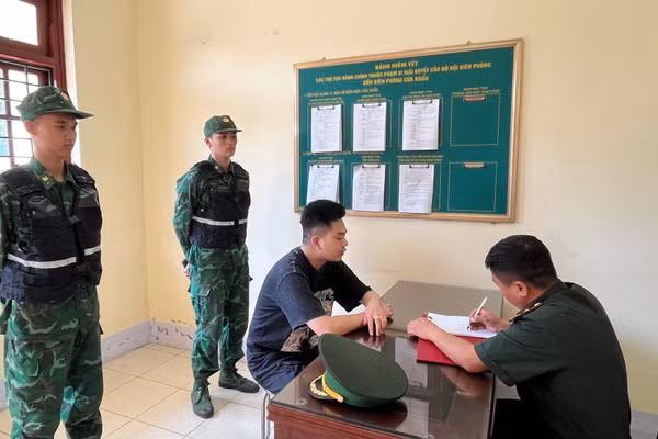 Lực lượng biên phòng Cửa khẩu quốc tế Lào Cai làm việc với T.N.T.