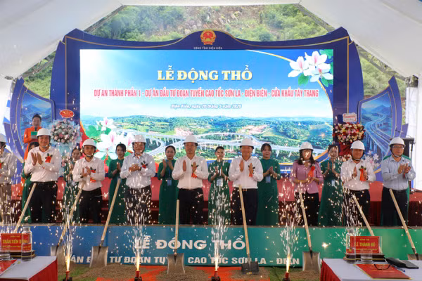 Các đại biểu thực hiện nghi thức động thổ.