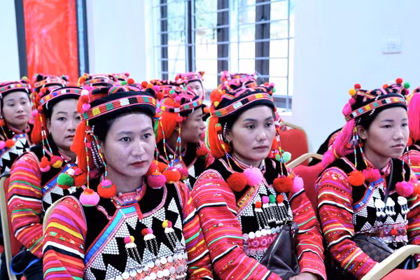 Trang phục truyền thống rực rỡ sắc màu góp phần tạo nên nét văn hóa đặc sắc của phụ nữ dân tộc Hà Nhì ở xã Sín Thầu, tỉnh Điện Biên.
