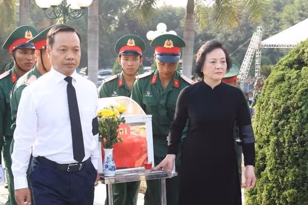 Phó Thủ tướng Phạm Thị Thanh Trà (bên trái), cùng ông Trần Tiến Dũng, Bí thư Tỉnh ủy Điện Biên tiến hành di quan hài cốt liệt sĩ đến nơi an táng.
