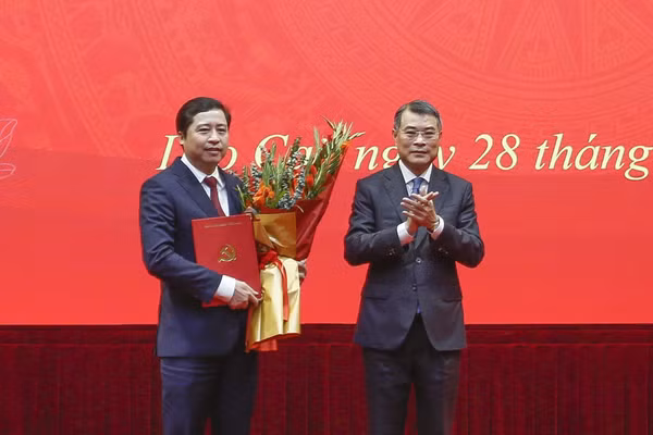 Trưởng Ban Tổ chức Trung ương Lê Minh Hưng trao quyết định cho ông Dương Quốc Huy (bên trái).